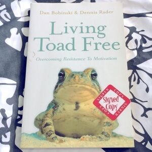𝅺LIVING Toad Free by Dan Bobinski signed paperback
